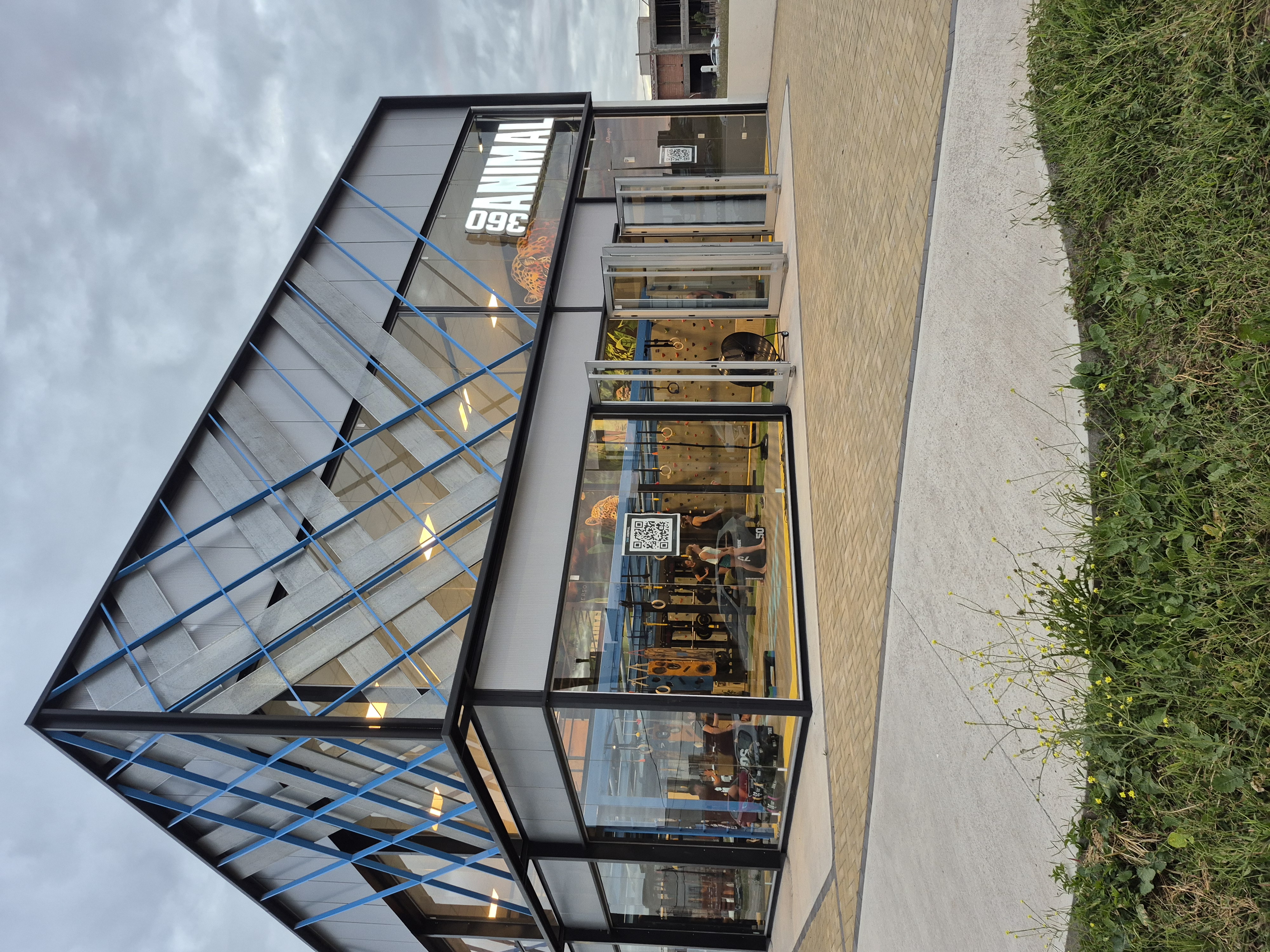 Cartel 360ANIMAL letras corpóreas en fachada