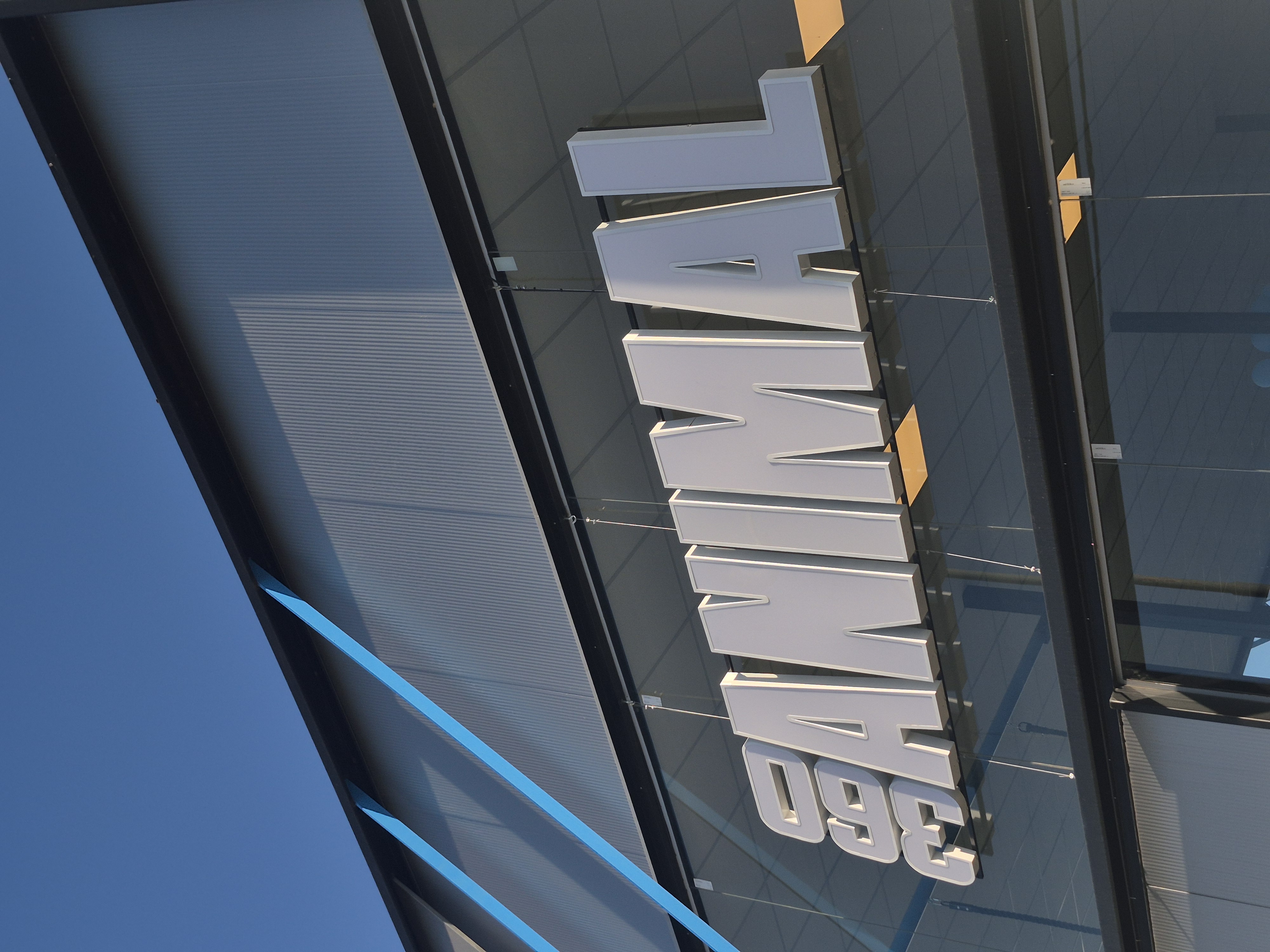 Lockers numerados y lavabos en 360ANIMAL