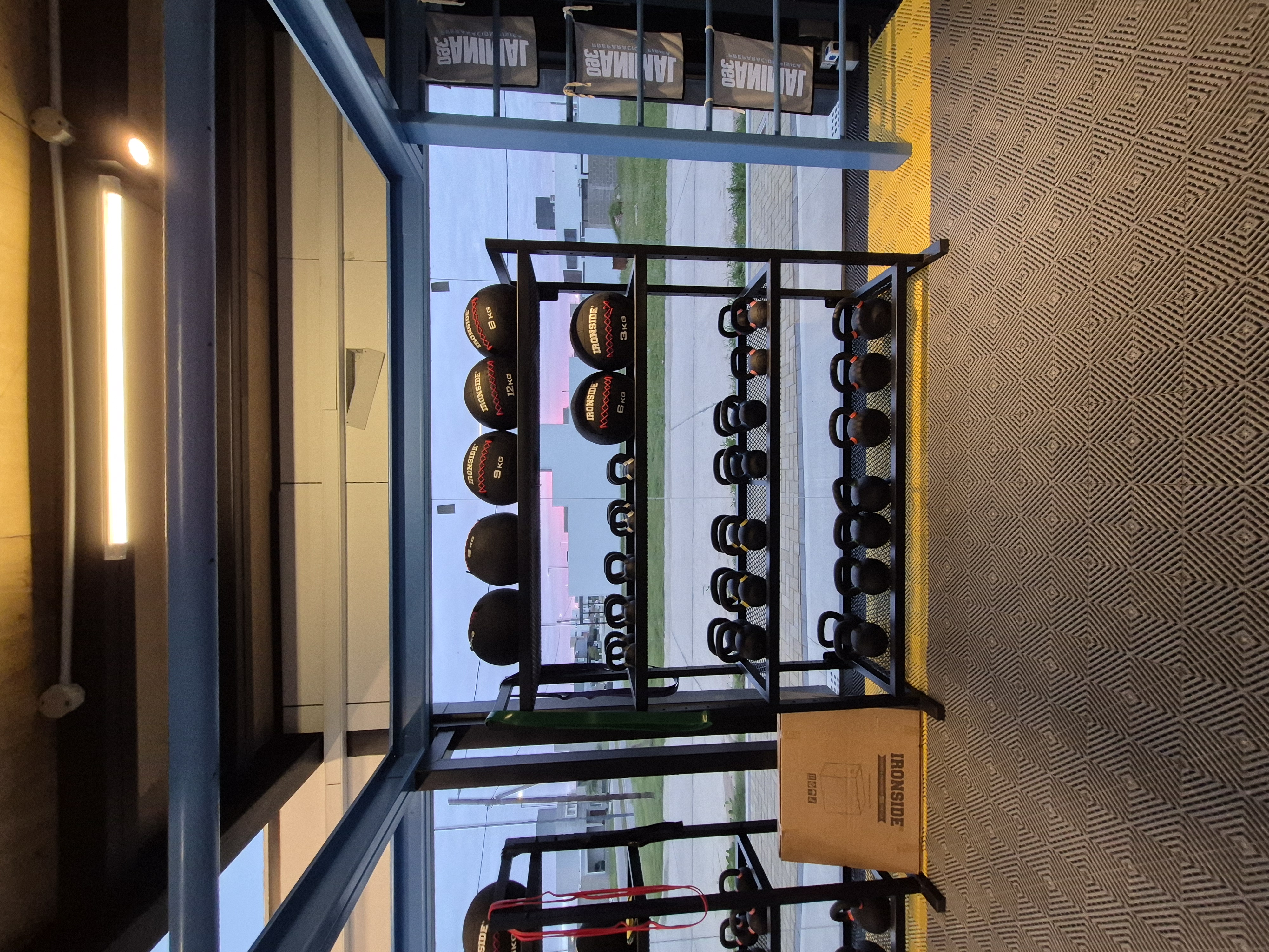 Rack Ironside con discos olímpicos y barra