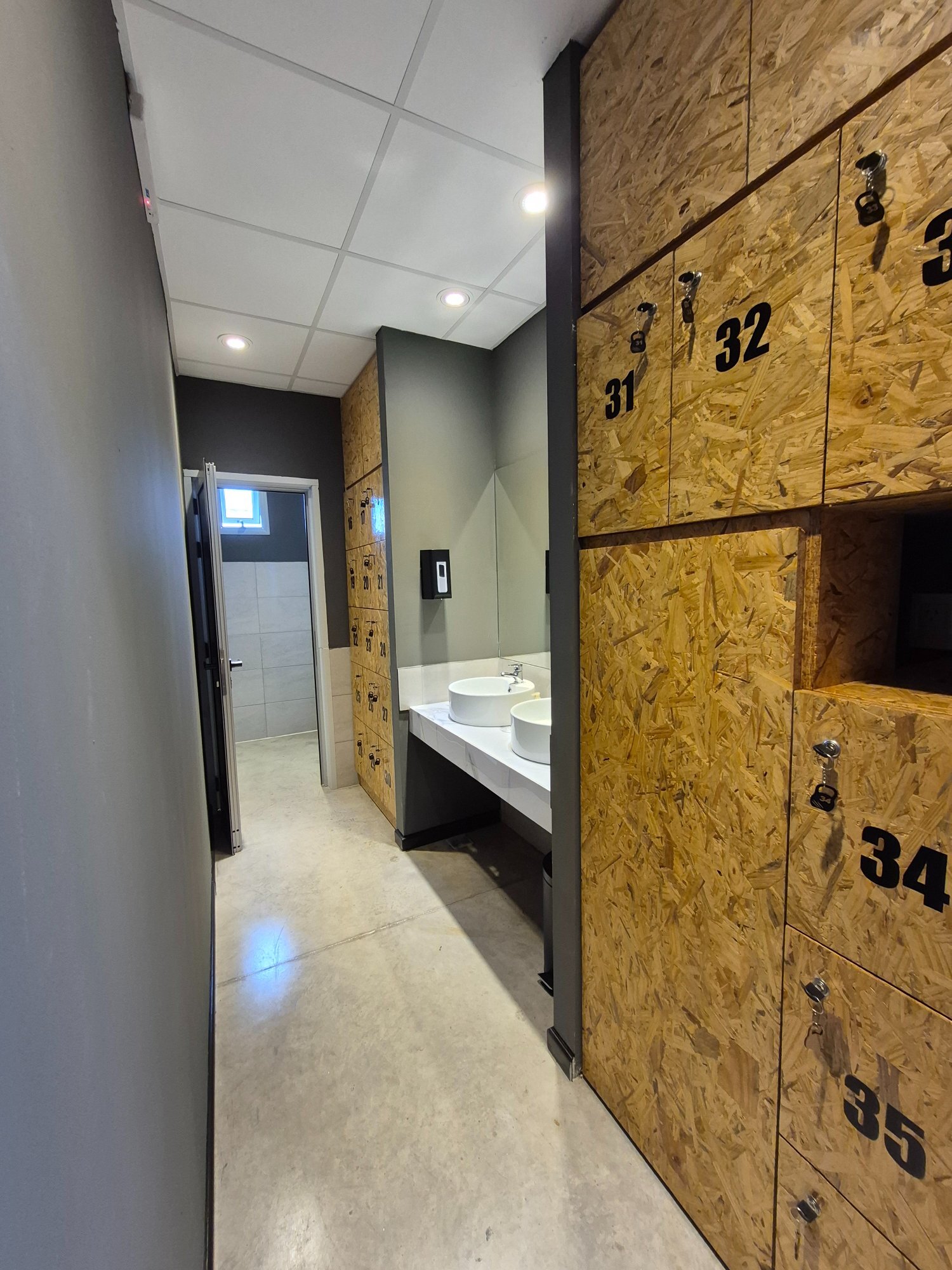 Estructura metálica y vidrio vista angular